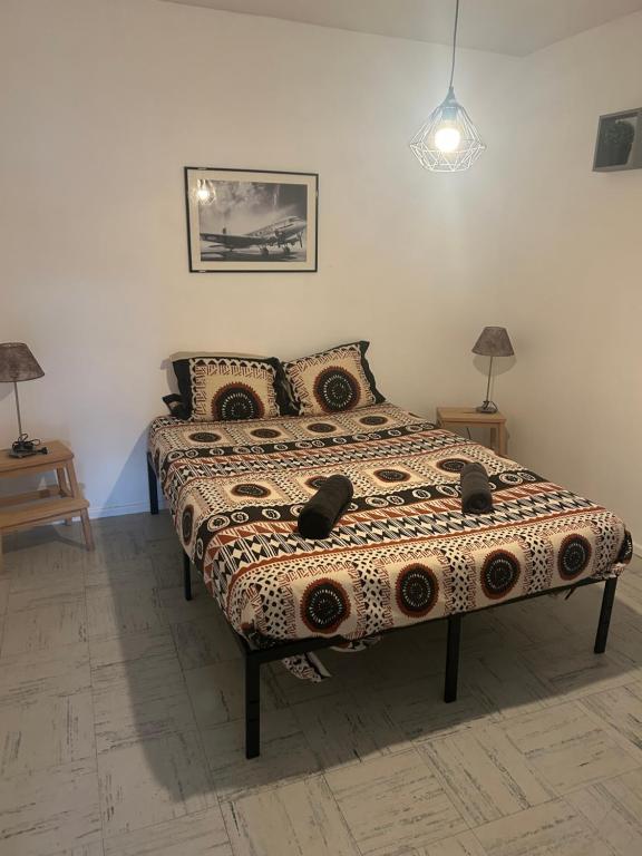 Ce lit se trouve dans un dortoir doté de 2 tables et de 2 lampes. dans l'établissement appartement proche centre ville quartier laennec, à Chalon-sur-Saône