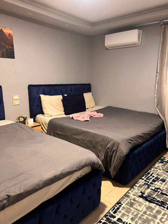 Postel nebo postele na pokoji v ubytování Pyramids INN