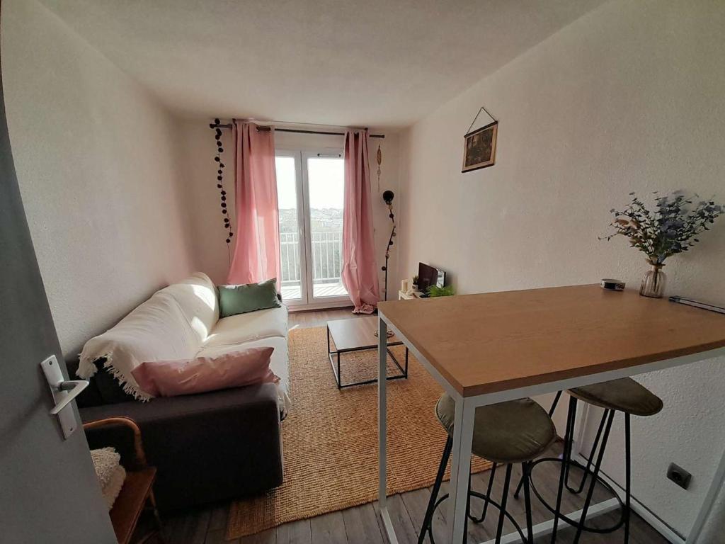 un salon avec un canapé et une table dans l'établissement Studio proche plage avec balcon, petit garage et animaux admis - FR-1-324-561, à Saint-Hilaire-de-Riez