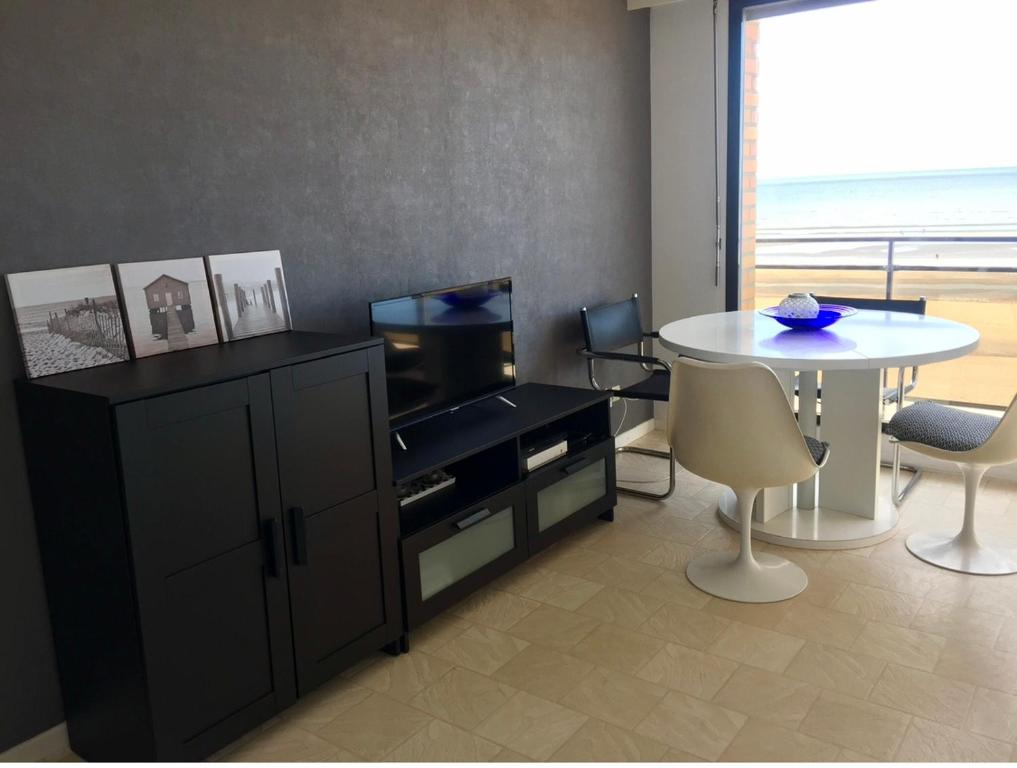 un salon avec une table et une salle à manger dans l'établissement Appartement, à Bray-Dunes