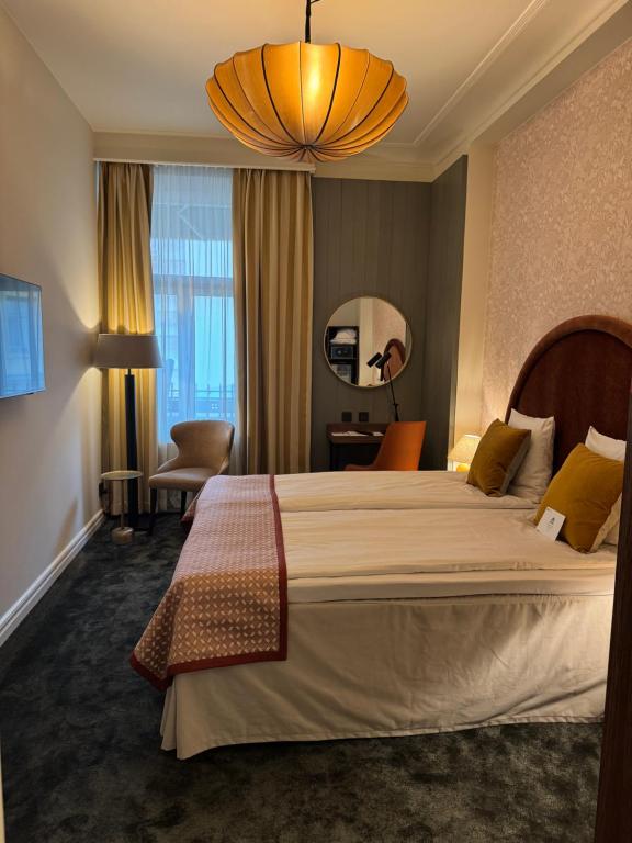 Postel nebo postele na pokoji v ubytování Crystal Plaza Hotel
