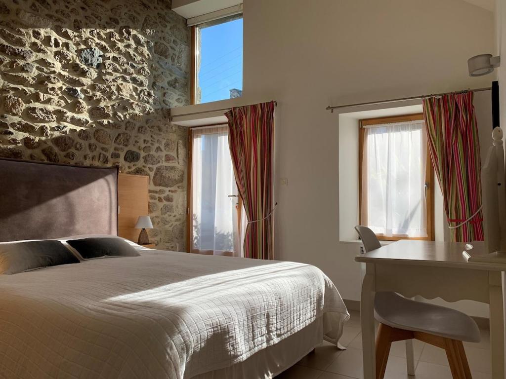 Ένα ή περισσότερα κρεβάτια σε δωμάτιο στο beautiful renovated farmhouse Le Cellier