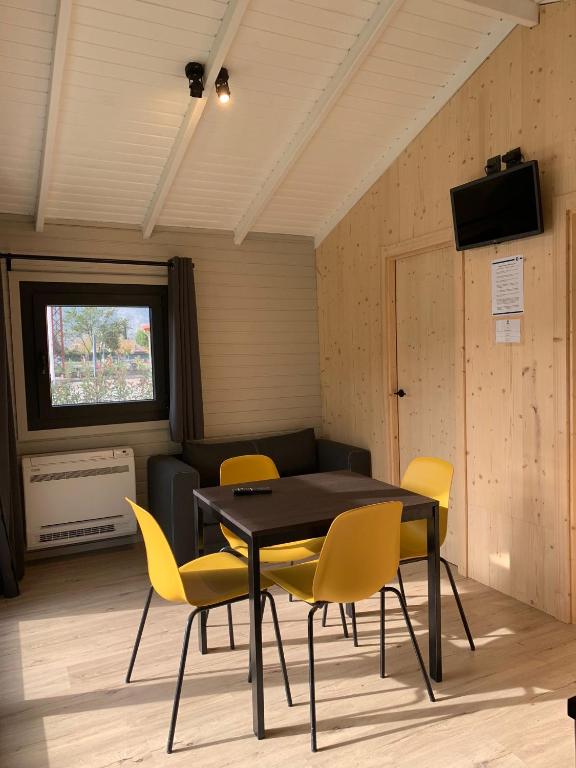 Televízia a/alebo spoločenská miestnosť v ubytovaní Càmping Organyà Park