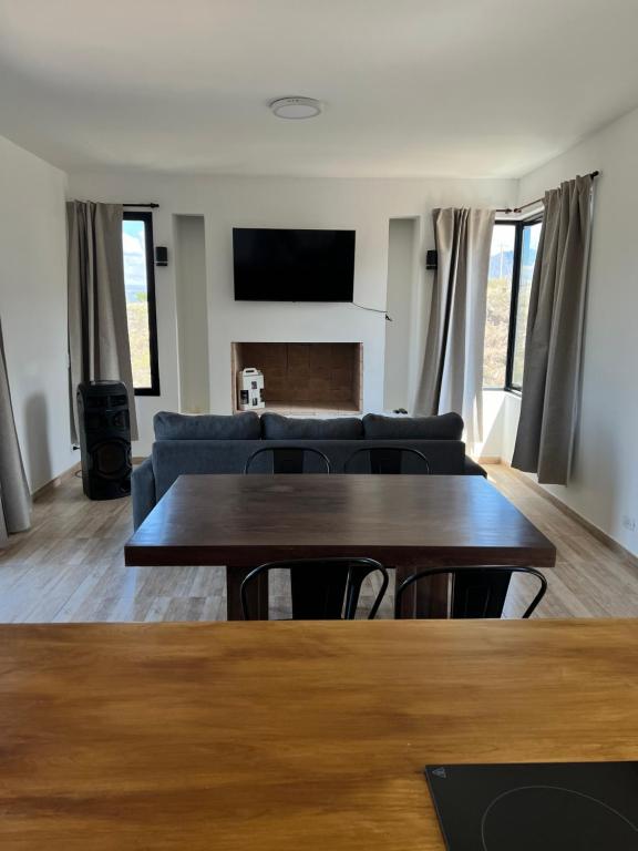 una sala de estar con un sofá y una mesa en Dos Cumbres, en Ciudad Lujan de Cuyo