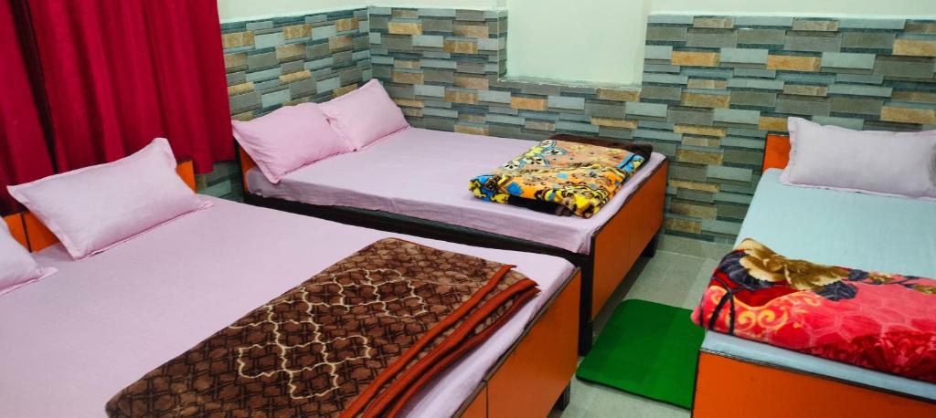 Postel nebo postele na pokoji v ubytování Laxmimangal homestay