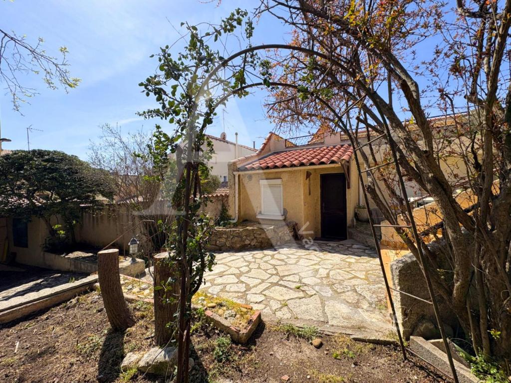 une maison avec une cour et une allée dans l'établissement Studio independant avec climatisation, wifi et espace exterieur, à Sète