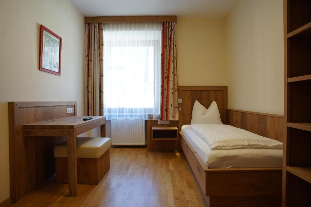 Postel nebo postele na pokoji v ubytování Gasthof-Fleischerei Engl