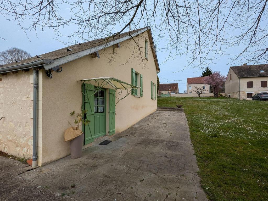 - un petit bâtiment blanc avec une porte verte dans l'établissement Gîte entre Touraine et Berry, bordé de rivière, près du parc animalier et station thermale - FR-1-591-67, à Martizay