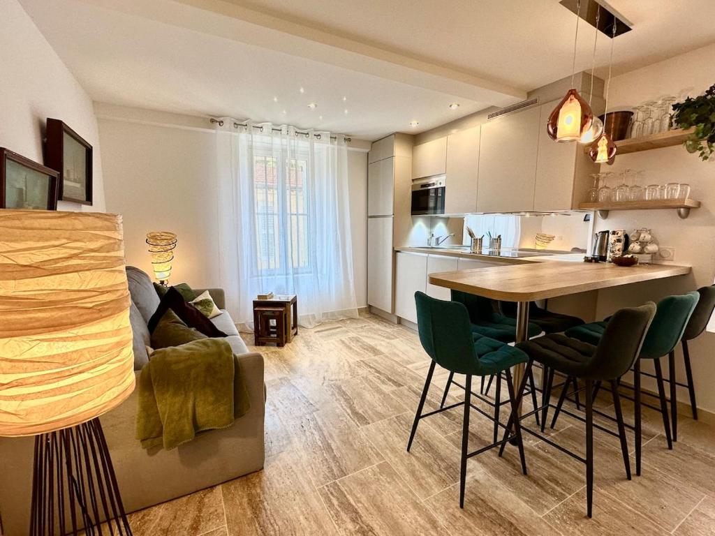 une cuisine et un salon avec une table et des chaises dans l'établissement Riviera Cottage, à Antibes