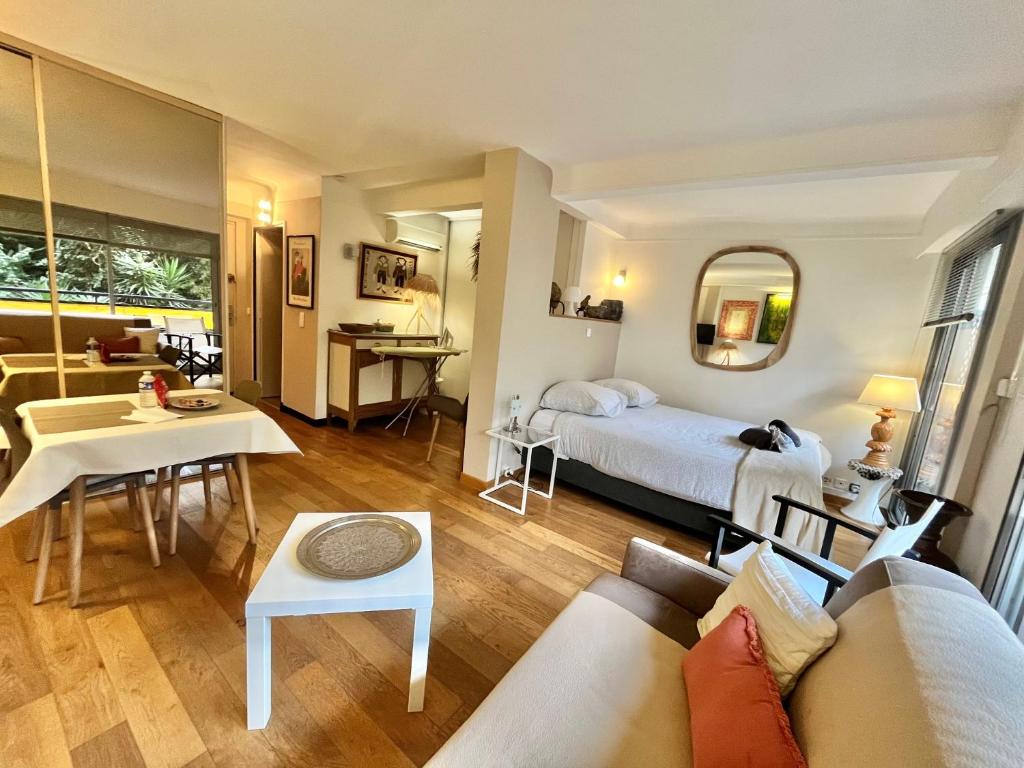 un salon avec un canapé et un lit dans l'établissement Rouaze by Welcome to Cannes, à Cannes