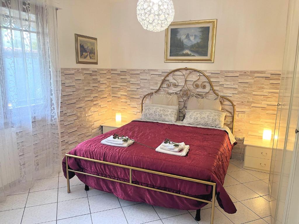 sypialnia z łóżkiem z czerwoną narzutą w obiekcie Comfort House Pisa w Pizie