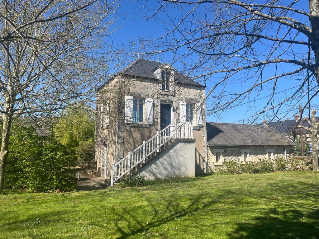 une maison ancienne avec un escalier dans une cour dans l'établissement Petite maison à côté d'Argenton-sur-Creuse, à Vigoux