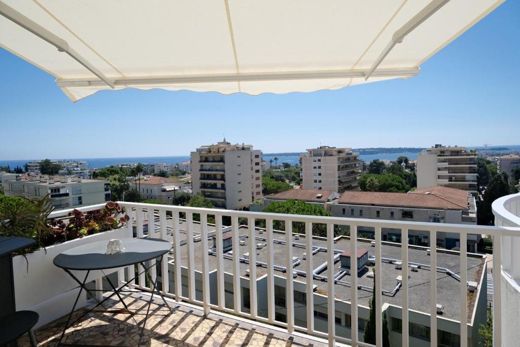 un balcon avec vue sur une ville dans l'établissement Sea view Luxury apartment pointe croisette, à Cannes