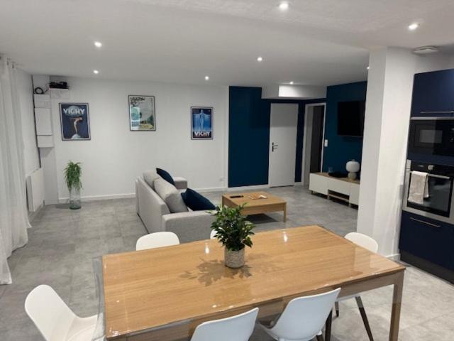 un salon avec une table et un canapé dans l'établissement maison de village, à Abrest