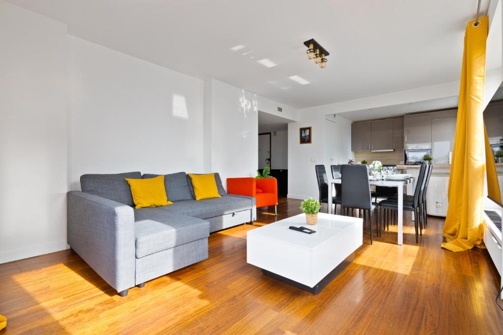 un salon avec un canapé et une table dans l'établissement Heart of Paris - 3BR - 8P - Tour Eiffel 7 Free Netflix, à Paris