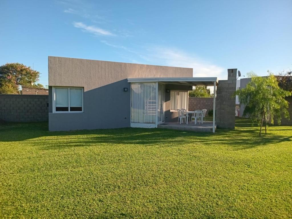 a house with a lawn in front of it at Lo del Lolo GUALEGUAY in Gualeguay