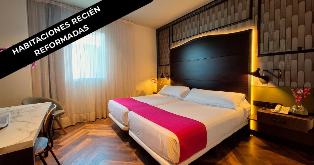 Cama o camas de una habitación en Vértice Sevilla Aljarafe