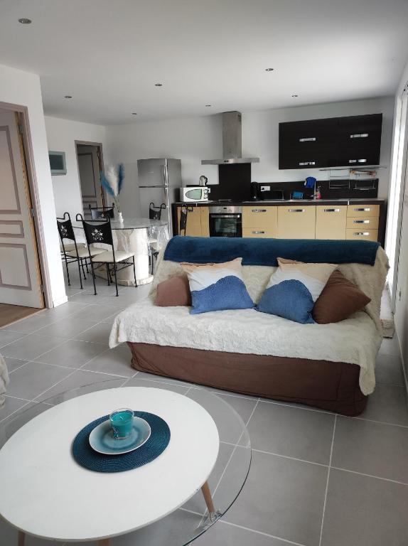 un salon avec un canapé et une table dans l'établissement Grand F2 vue montagne, à Olmeta-di-Tuda