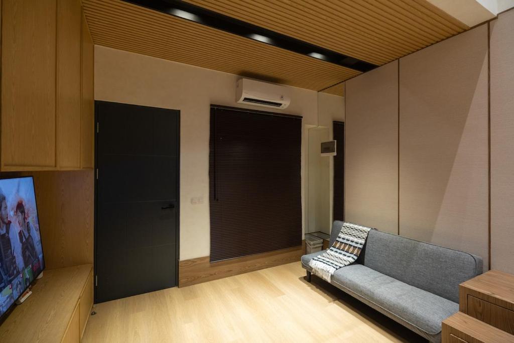 a living room with a couch and a flat screen tv at Beautiful japandi house frejahouse in Kedeper