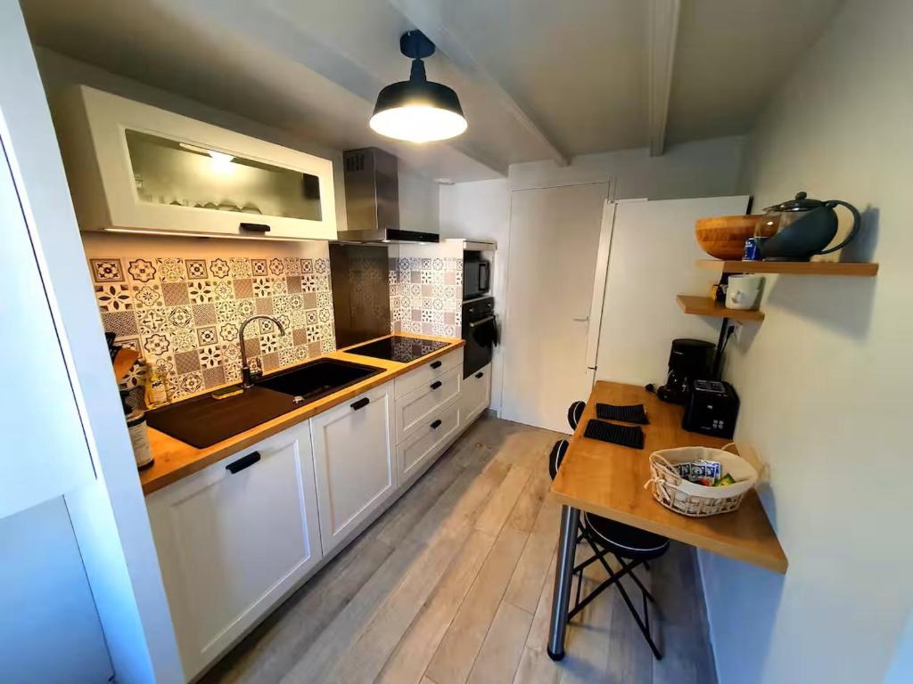 Kuchyň nebo kuchyňský kout v ubytování La laurentaise-vue mer