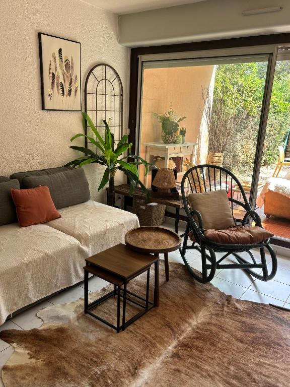 un salon avec un canapé et une table dans l'établissement T2 40m2 Rez-de-Jardin, bord de mer, Cavalaire-sur-Mer, à Cavalaire-sur-Mer