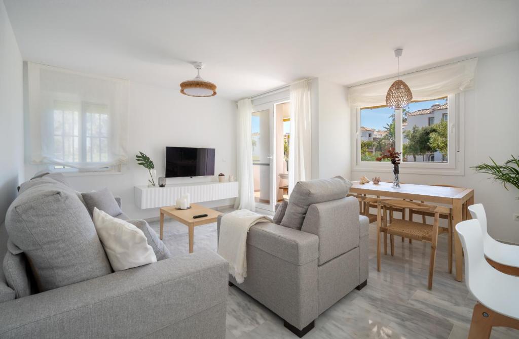 トロクスにあるGran Apartamento Laguna Beachのソファとテーブルのあるリビングルーム