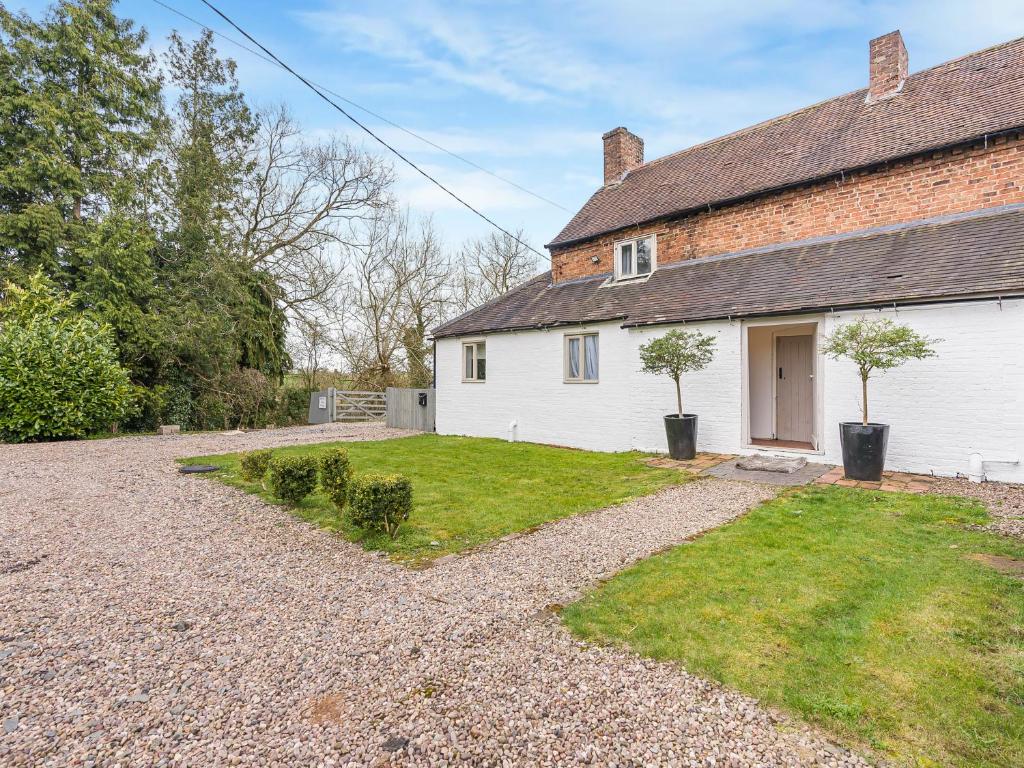 Una casa con un camino de entrada de grava en frente de ella en 3 Bedroom Country Cottage with Private Garden, en Shifnal