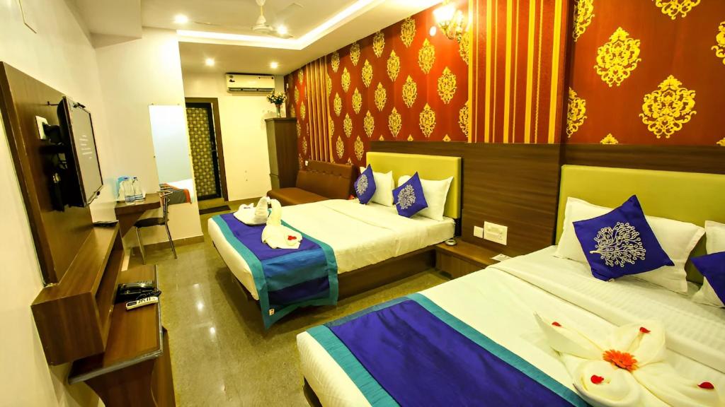 Postel nebo postele na pokoji v ubytování BS International Hotel Mysore