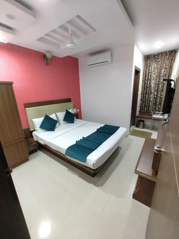 Postel nebo postele na pokoji v ubytování BS International Hotel Mysore