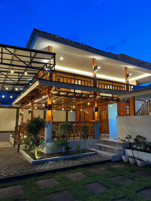 una casa con facciata illuminata di notte di Zahra Homestay a Senaru
