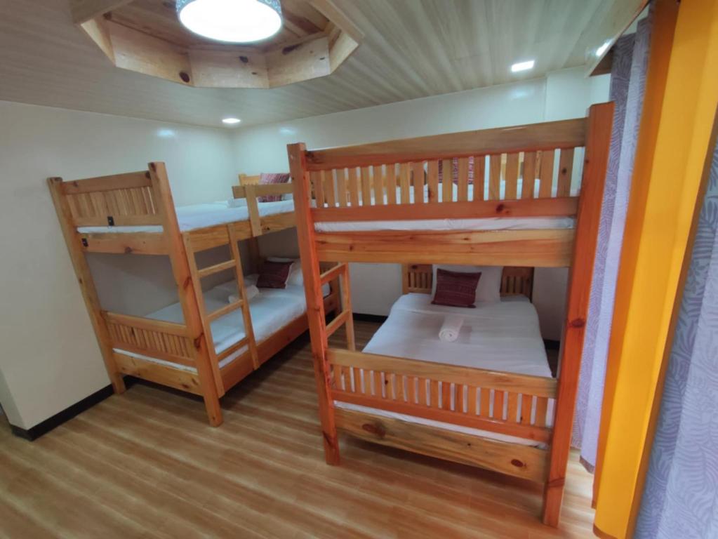 Postel nebo postele na pokoji v ubytování Quarry Bay Hometel Sagada