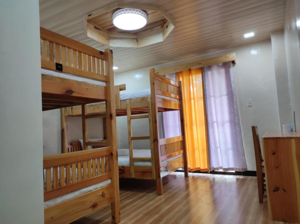 Postel nebo postele na pokoji v ubytování Quarry Bay Hometel Sagada