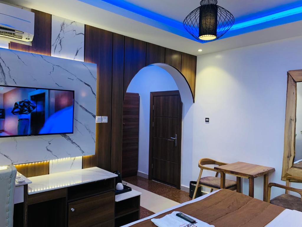TV a/nebo společenská místnost v ubytování Presken Hotels @ Freedom Way, Lekki