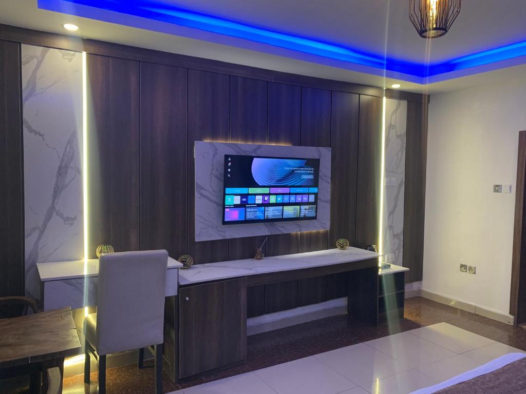 TV a/nebo společenská místnost v ubytování Presken Hotels @ Freedom Way, Lekki