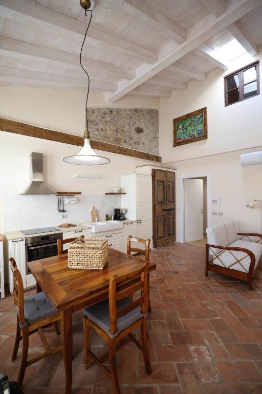 een grote keuken met een houten tafel en stoelen bij Bouganville Dimore in Desenzano del Garda