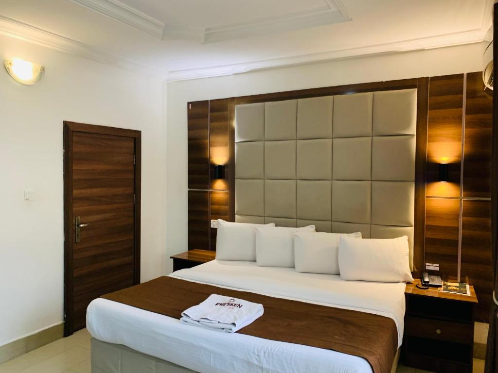 Postel nebo postele na pokoji v ubytování Presken Hotels @ Freedom Way, Lekki
