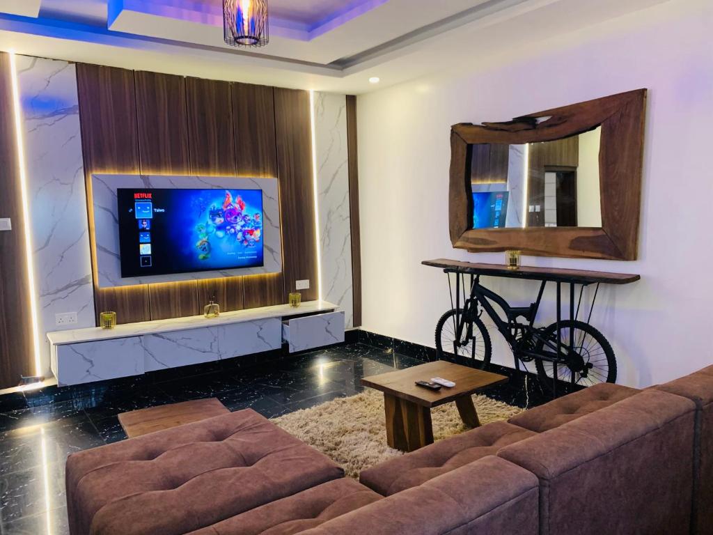 TV a/nebo společenská místnost v ubytování Presken Hotels @ Freedom Way, Lekki