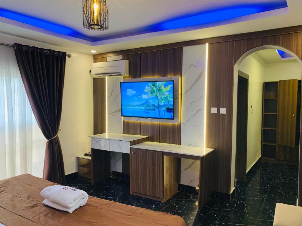 TV a/nebo společenská místnost v ubytování Presken Hotels @ Freedom Way, Lekki