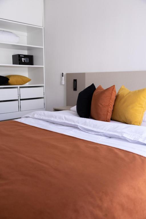 ein Bett mit bunten Kissen darauf in der Unterkunft Los Molinos, confort, estilo y privacidad en Barrio Estación in Villa Mercedes