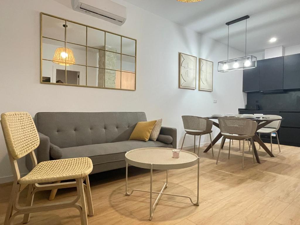 Hotel Modern Apartment Valencia, a living room with a couch and a table and chairs at Modern Apartment Valencia in Valencia