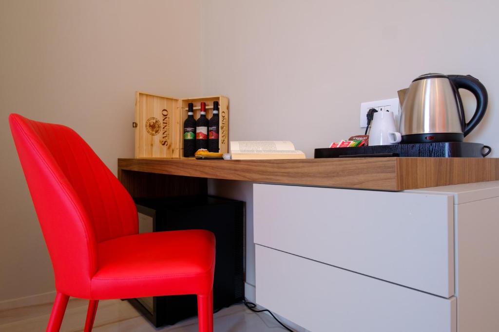 Příslušenství pro přípravu čaje a kávy v ubytování Palazzo Adele Rooms & Apartments