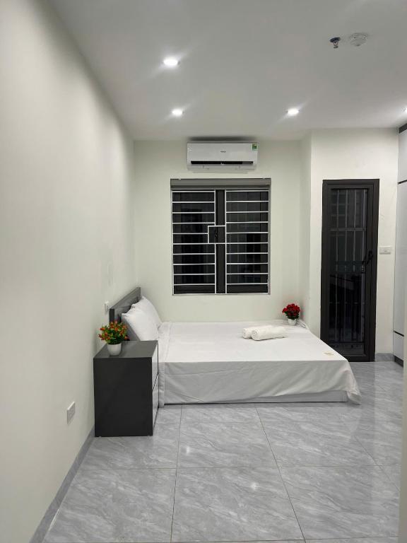 Postel nebo postele na pokoji v ubytování Ami Home Đội Cấn