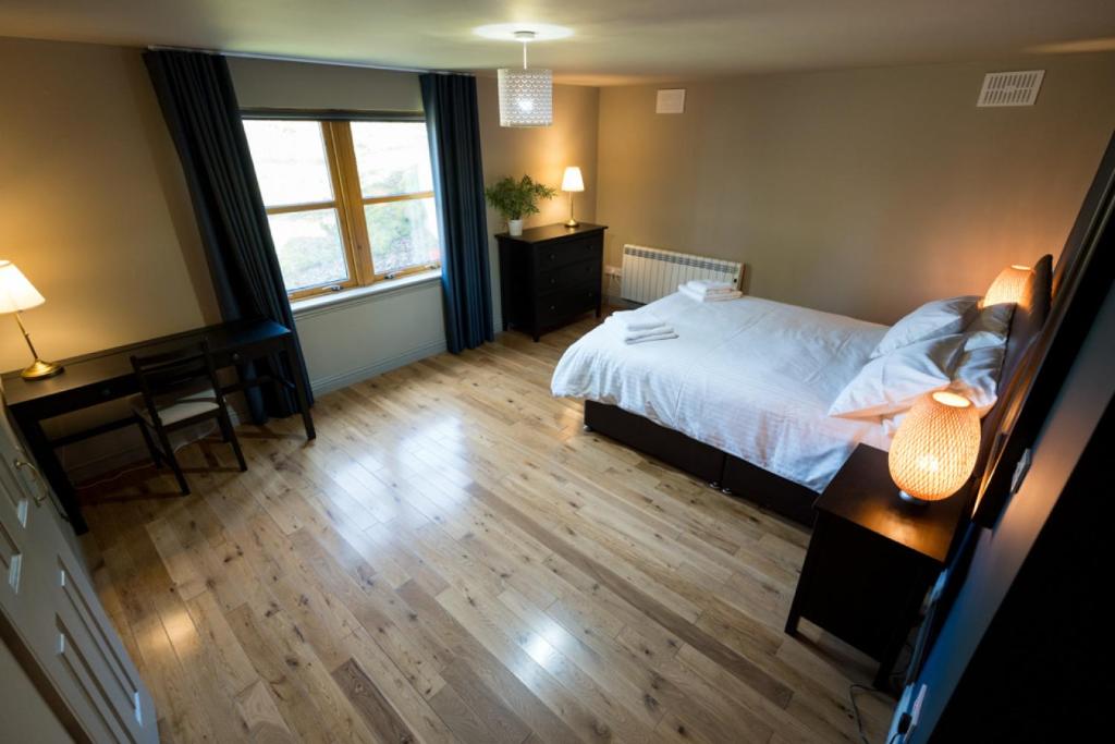 Postel nebo postele na pokoji v ubytování Hillside Apartment