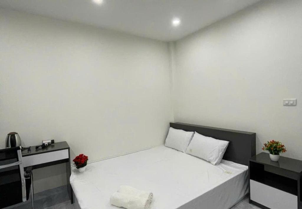 Postel nebo postele na pokoji v ubytování Ami Home Đội Cấn