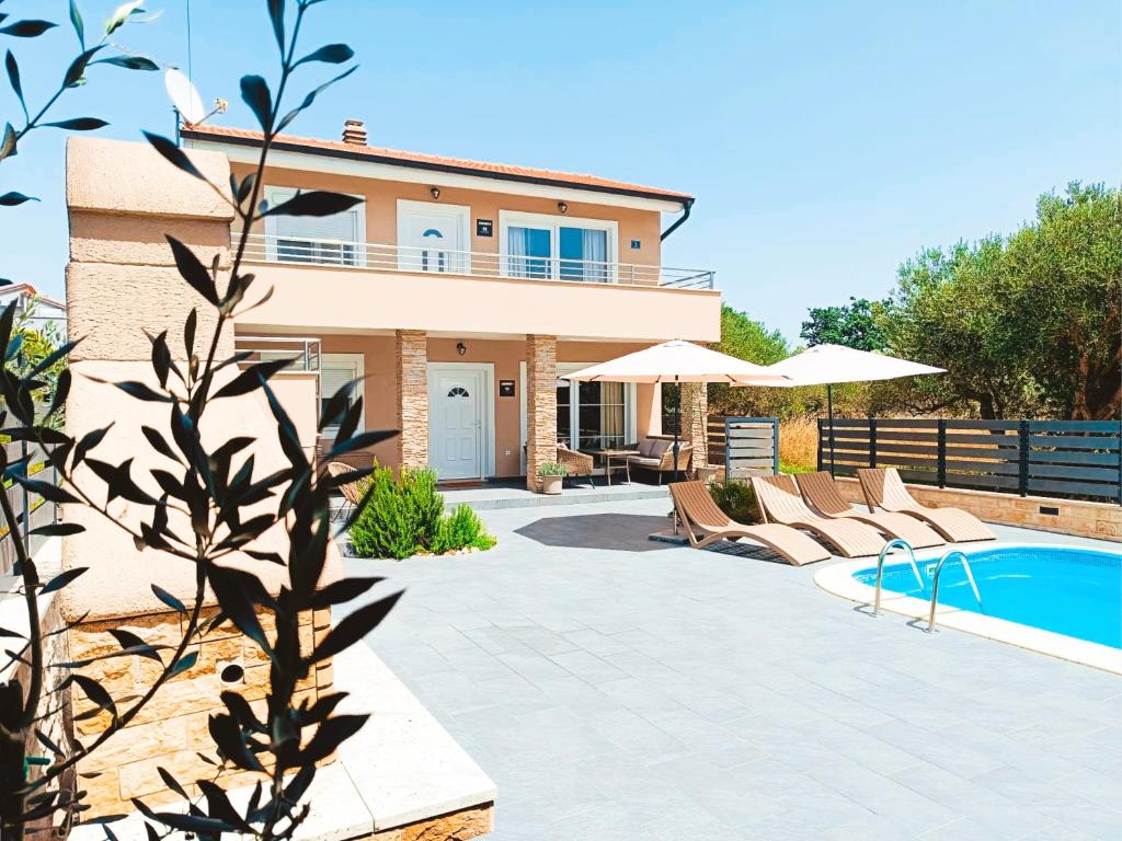 VILLA TWINS Sukošan with heated pool