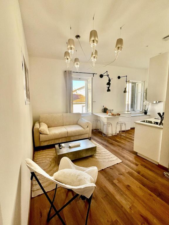 un salon avec un canapé et une table dans l'établissement Appartement moderne climatisé centre-ville, à Avignon