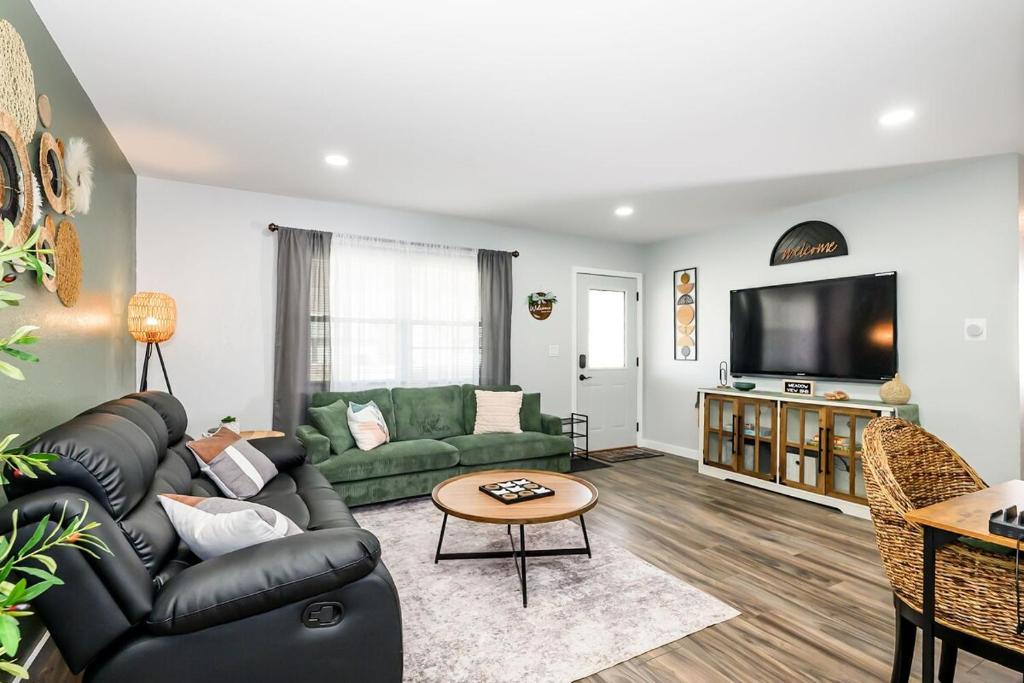 a living room with a couch and a tv at Meadow View BNB in Lima