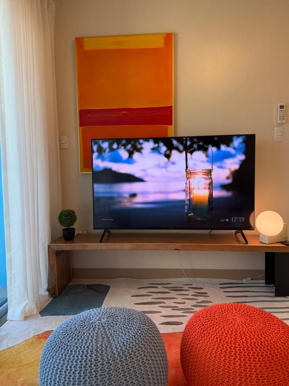 TV a/nebo společenská místnost v ubytování Playful 1BR With Magnificant Bayview Garden View Near Okada, Solaire, Aiports