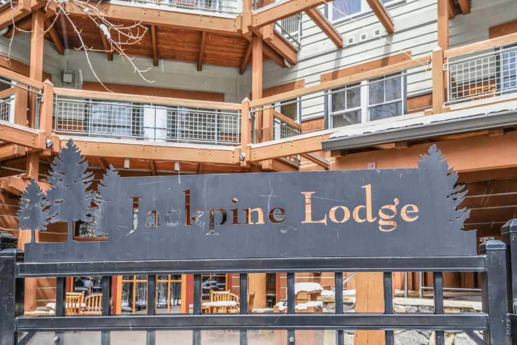 ein Zeichen, dass die lessianische Lodge vor einem Gebäude liegt in der Unterkunft Jack Pine 8008 by SummitCove Lodging in Keystone