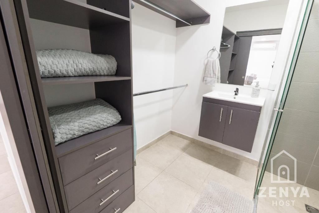 un bagno con lavandino e doccia di 102 loft la merced- casa saza a Cali